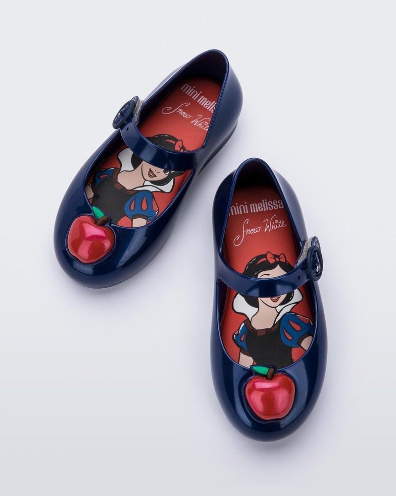 Mini Melissa حذاء ميني ميليسا للبنات - حب حلو + حذاء ماري جان من ديزني للأميرات للأطفال والرضع - أحذية جلي للأطفال الصغيرات مع حزام قابل للتعديل وإبزيم جانبي، كحلي/ثلج أبيض 11 طفل صغير م - Image 5